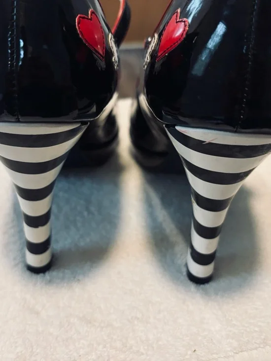 Almost Brand New Eye-Catching Heels By FUNTASTIC - Size 8.5 - Heel 4” -  Box 1B - Picture 6 of 8